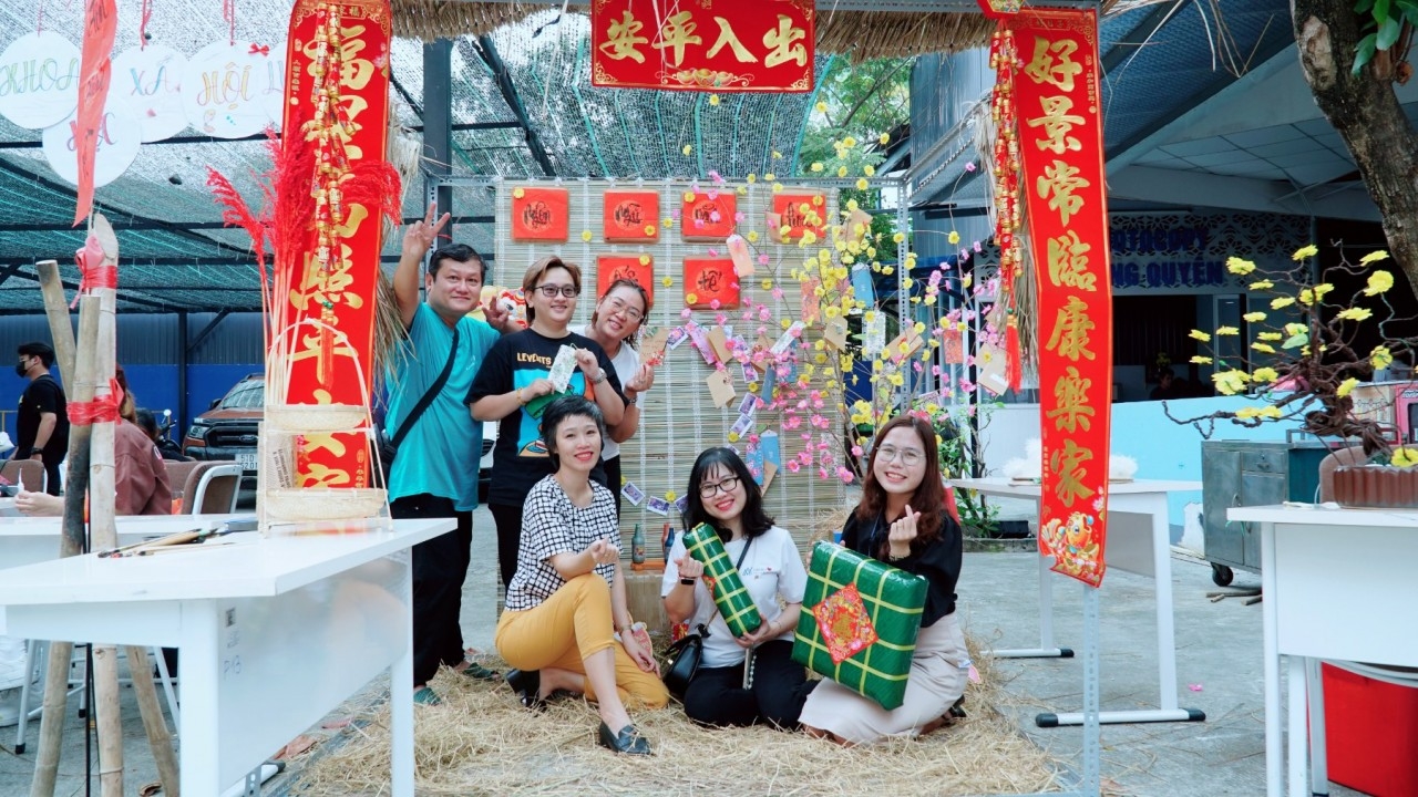 Иностранные студенты с радостью встречают вьетнамский традиционный Новый год