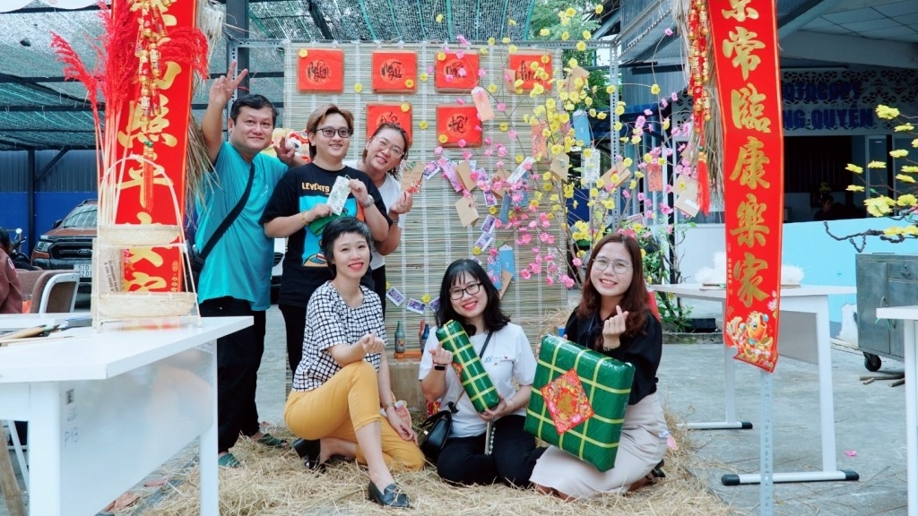 Иностранные студенты с радостью встречают вьетнамский традиционный Новый год