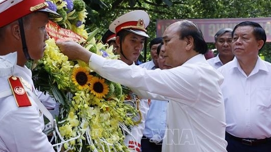 Нгуен Суан Фук зажег благовония в храме павших фронтовиков у дороги №20