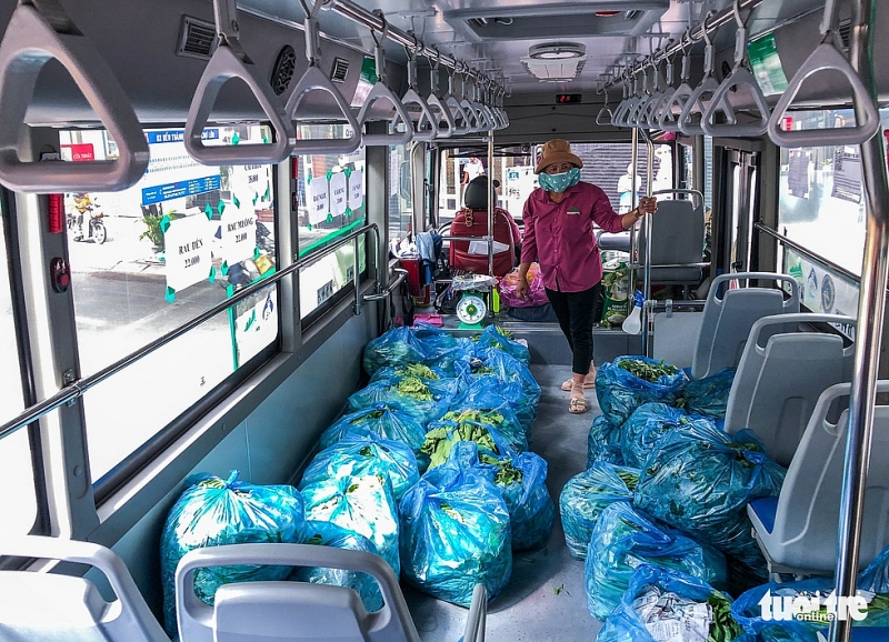 Жители г.Хошимина покупают продукты на «мобильных рынков» в автобусах