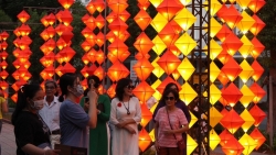 Выставочная площадка светящихся фонарей по случаю Праздника середины осени в Хюэ