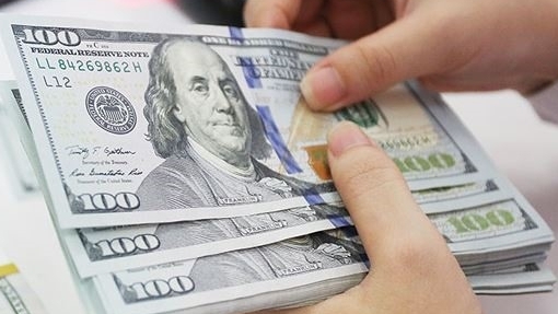 Курс доллара США достиг рекордно высокого пика в 24 000 вьетнамских донгов