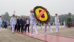 Делегаты 22-ой Ассамблеи Всемирного совета мира посетили мавзолей президента Хо Ши Мина