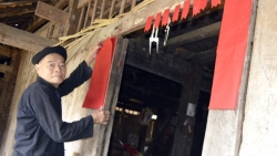Обычай украшения дома красной бумагой у народностей тэй и нунг