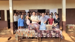 Несмотря на трудности, вьетнамский учитель занимается обучением школьников из горных районов Лаоса