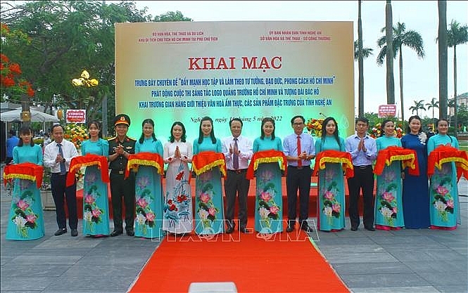 Выставка ценных фотографий и материалов, посвященных президенту Хо Ши Мину