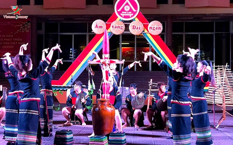 Провинция Даклак возобновила представление с танцами с гонгами для туристов