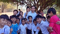 Учитель  распространяет вьетнамский язык в Камбодже