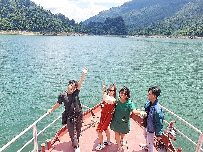 Путешествуя по реке Гам, туристы слушают пение Тхен