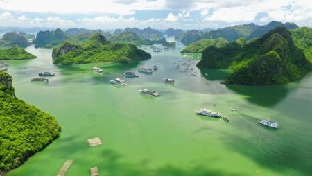 Путешествие в самое сердце объекта природного наследия на самом уникальном морском пароме во Вьетнаме