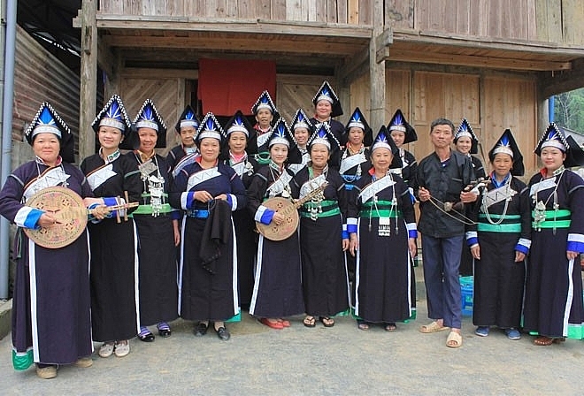 Женская одежда племени является уникальным произведением искусства