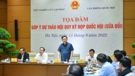 Председатель Нацсобрания Выонг Динь Хюэ принял участие в форуме по сбору мнений по проекту правил парламентской сессии