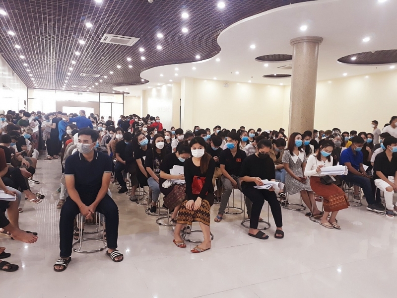 Вакцинация 300 лаосских студентов против COVID-19 во Вьетнаме