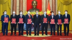 Президент Вьетнама Нгуен Суан Фук вручил указ о назначении 8 послов и глав представительств Вьетнама за границей на 2021-2024 годы