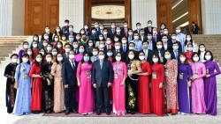 Премьер-министр Фам Минь Чинь провел встречу с выдающимися учителями
