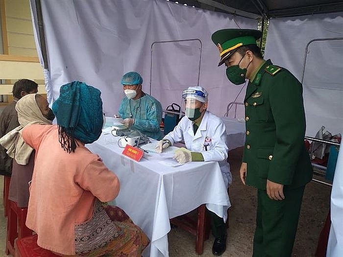 Вьетнамские и лаосские врачи провели бесплатное медицинское обследование жителей уезда Сепона