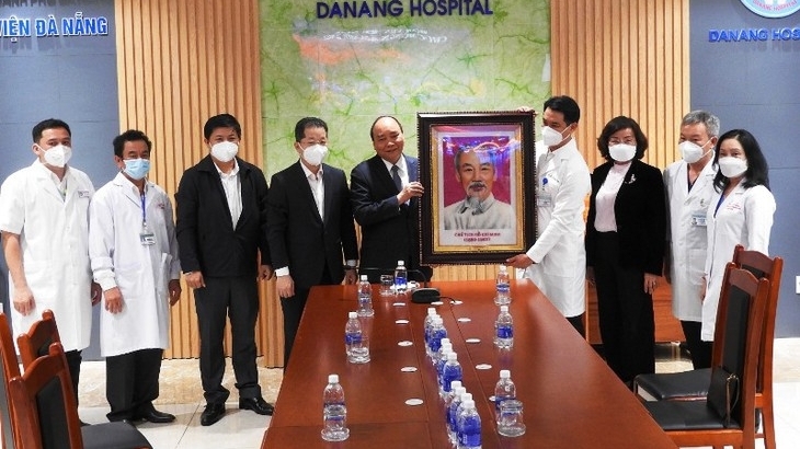 Президент Вьетнама Нгуен Суан Фук навестил медицинские силы в городе Дананге