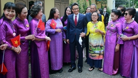 Вице-премьер Ву Дык Дам встретился с представителями вьетнамской общины в Таиланде
