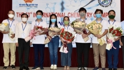 Все члены вьетнамской команды завоевали золотые медали на Международной олимпиаде по химии 2021 года