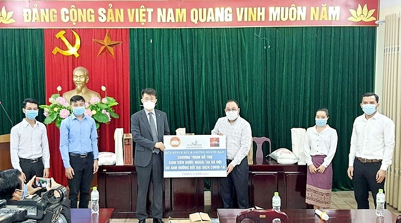 Вручены подарки обучающимся во вьетнамских вузах иностранным студентам, страдающим от Covid-19