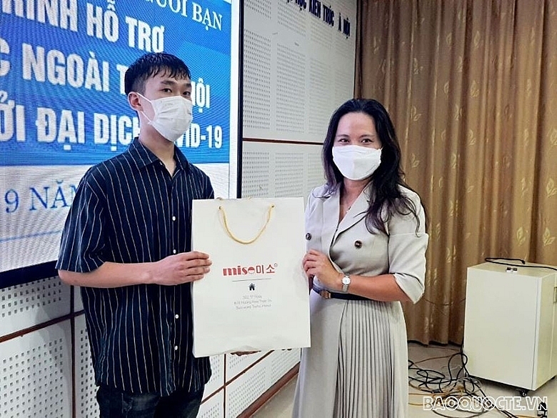 Вручены подарки обучающимся во вьетнамских вузах иностранным студентам, страдающим от Covid-19
