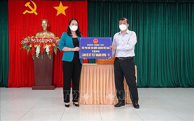 Вице-президент Во Тхи Ань Суан нанесла визит силам, находящимся на переднем крае борьбы с коронавирусом в провинции Тэйнинь