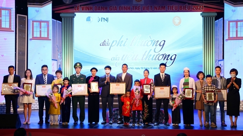 Чествование 20 лучших молодых вьетнамских семей - 2021