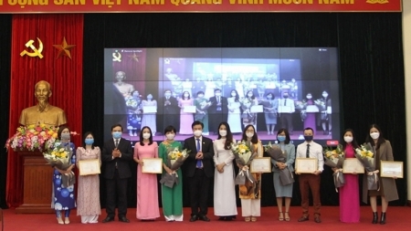 Награждение победителей конкурса по составлению вьетнамских учебников для вьетнамцев за рубежом
