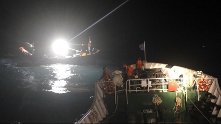 ВМС спасли дрейфующую в море рыбацкое судно Куангбинь со сломанным двигателем