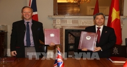Посол Великобритании во Вьетнаме Гарет Уорд (слева) и посол Вьетнама в Великобритании Чан Нгок Ан подписали  UKVFTA