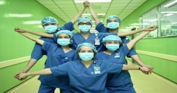 Вьетнамские врачи и медсестры читают рэп «Тусовщик Covid» для пропаганды борьбы с коронавирусом