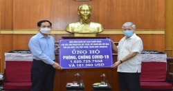 Министр иностранных дел Буй Тхань Шон передал 6,2 миллиарда донгов от зарубежных вьетнамцев на поддержку контроля эпидемии