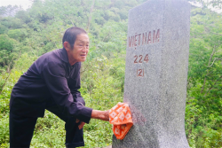 Хранитель памятника в пограничном пункте провинции Хазянг