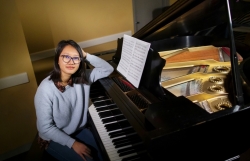 Девушка вьетнамского происхождения стала успешным композитором и пианисткой в США