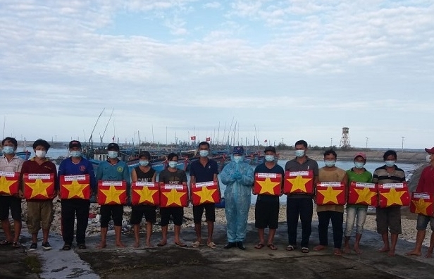 Солдаты на островах Чыонгша сопровождают рыбаков, выходящих в море