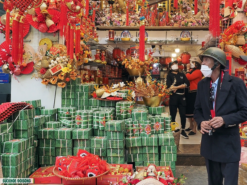 Традиционные цвета к Новому году по лунному календарю в старом квартале Ханоя
