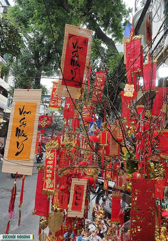Традиционные цвета к Новому году по лунному календарю в старом квартале Ханоя