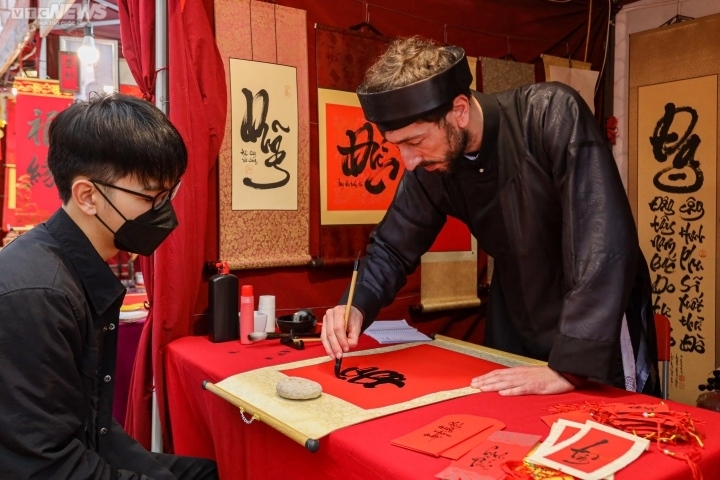 Жители Ханоя встречают весну c иероглифами