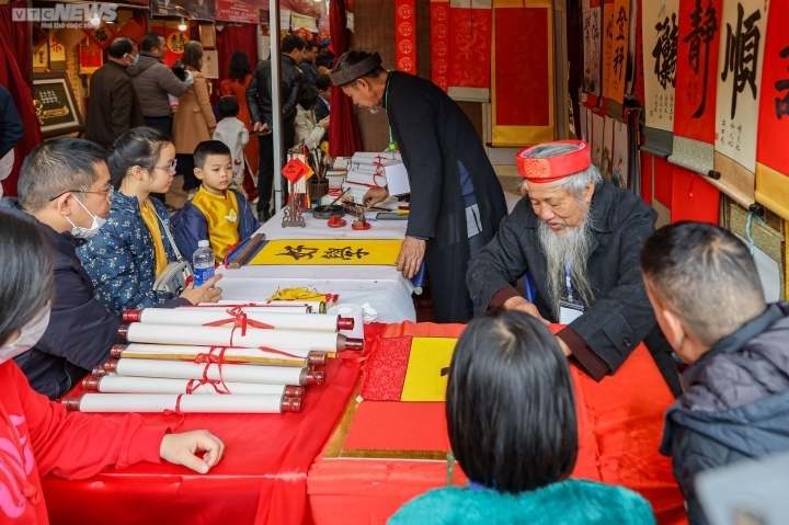 Жители Ханоя встречают весну c иероглифами
