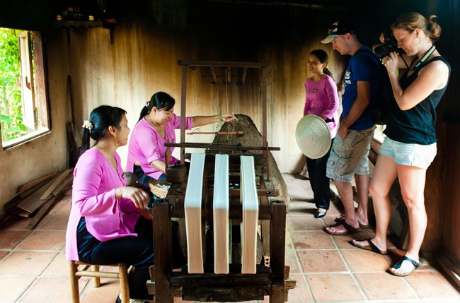 Посещаем живой музей шелкопрядения в древнем краю Куанг