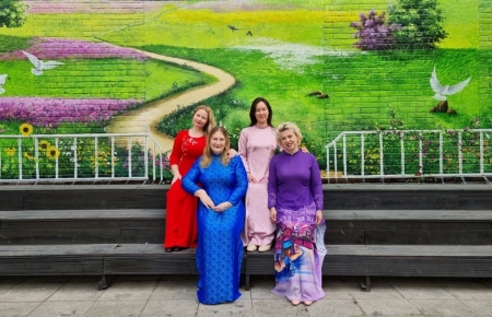 Русские учителя носят традиционные вьетнамские аозай