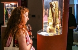 Выставка «Керамическая обувь Батчанг и прогулка с итальянской культурой»