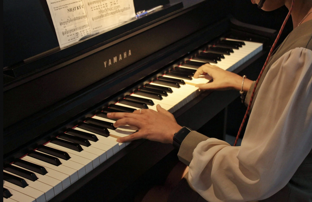 Игра на фортепиано для поддержки больных