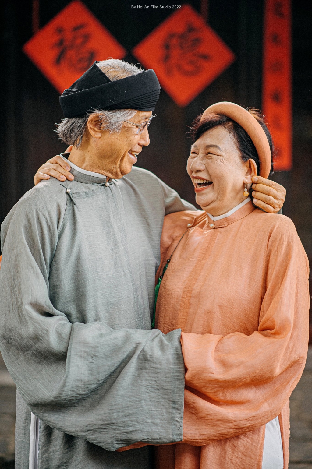 Коллекция фотографий семейной пары в старинной одежде в Хойане