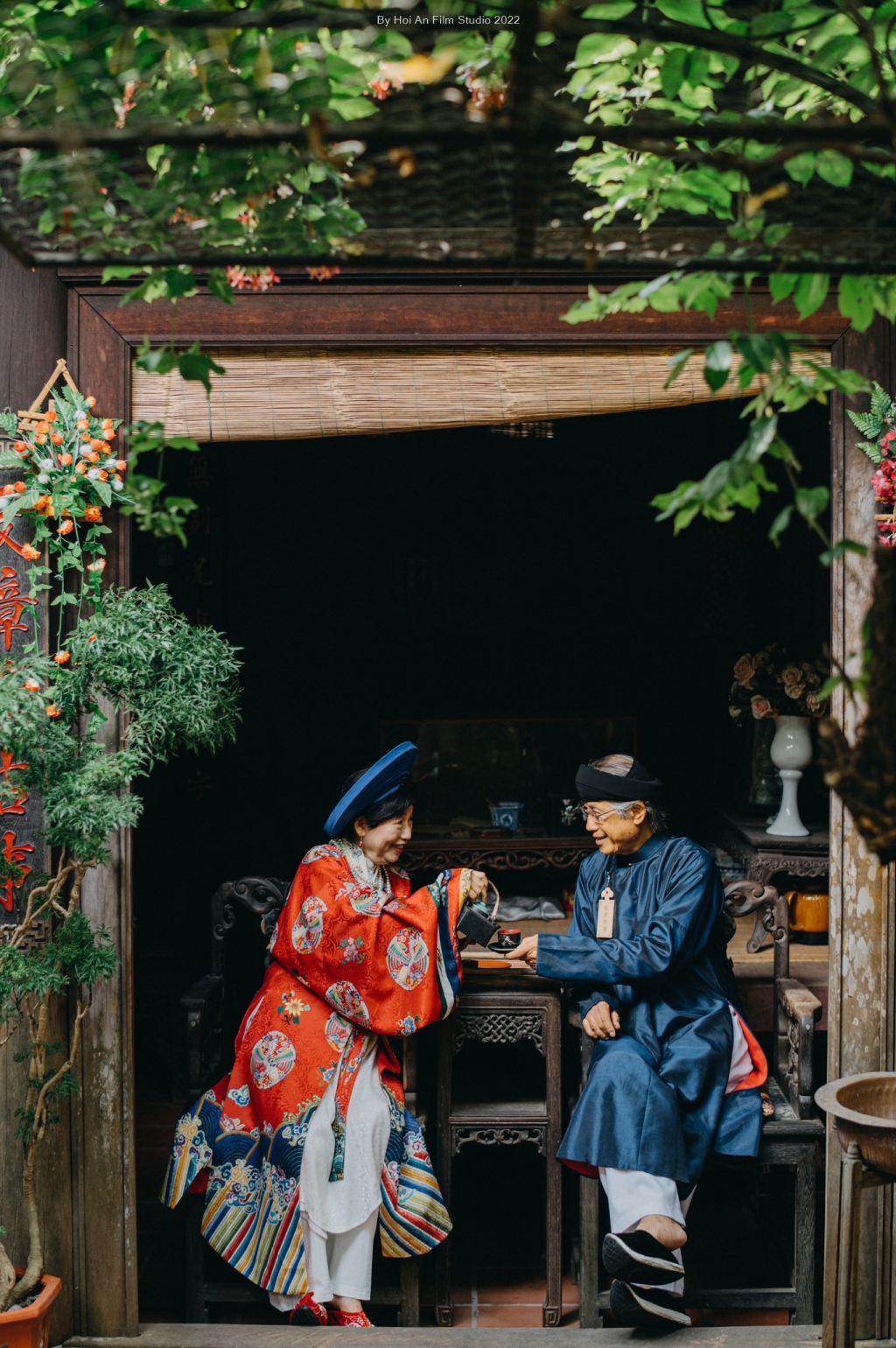 Коллекция фотографий семейной пары в старинной одежде в Хойане