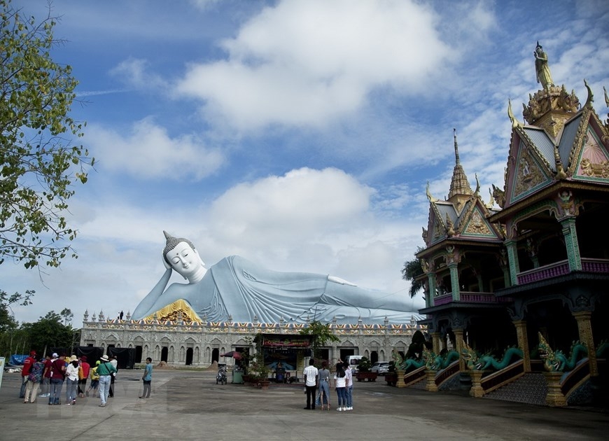 Кхмерская пагода с самым большим лежащим Буддой во Вьетнаме в Cокчанге
