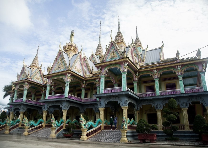 Кхмерская пагода с самым большим лежащим Буддой во Вьетнаме в Cокчанге