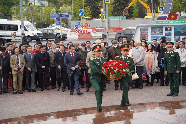 Возложение цветов в честь 132-й годовщины со дня рождения президента Хо Ши Мина в Москве и Владивостоке