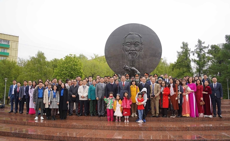 Возложение цветов в честь 132-й годовщины со дня рождения президента Хо Ши Мина в Москве и Владивостоке