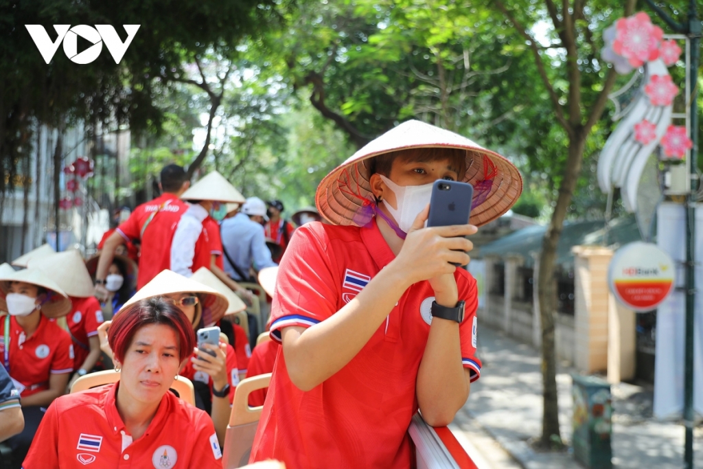 Тайская команда сепактакрау с вьетнамскими коническими шляпами передвигаются по Ханою